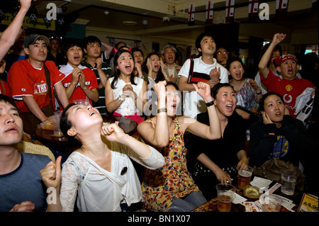 Aufgeregt südkoreanischen Fußball-Fans vor dem ihr Team in einem Londoner Pub, während der WM 2010 Stockfoto