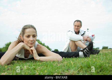 Älteres Paar im park Stockfoto