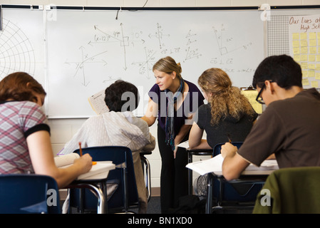 Lehrer helfen Schüler in Mathematik Klasse Stockfoto