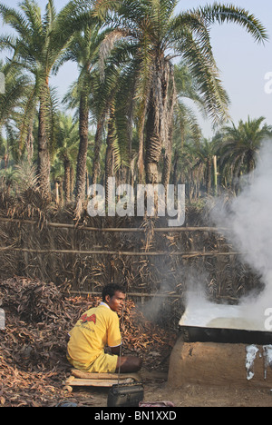 Making-of Khejur Gud Jaggery in Bearbeitung - kochenden Saft des Zucker-Dattelpalme (Phoenix Sylvestris) Stockfoto