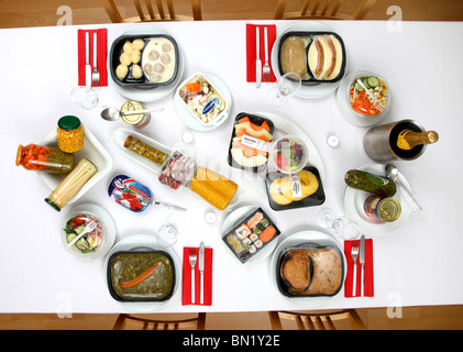 Tisch, dekoriert mit verschiedenen Convenience-Food-Produkte, alle Ready-to-eat Mahlzeiten und Speisen. Stockfoto
