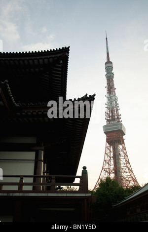 Tokyo Tower, Blick vom Zojoji Tempel Stockfoto