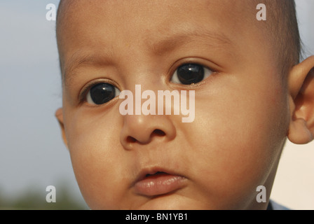 1 Jahr altes Baby. Nachdenklich in Gedanken Stockfoto