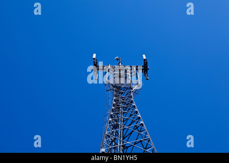 GSM Cellsite Antennenanordnung für das Mobiltelefon-System auf einem Turm Stockfoto