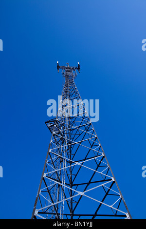 GSM Cellsite Antennenanordnung für das Mobiltelefon-System auf einem Turm Stockfoto