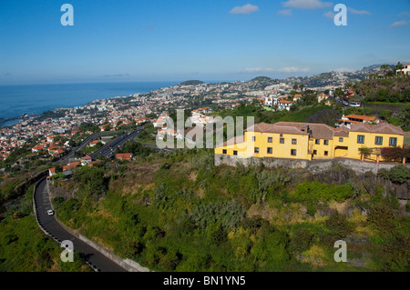 Portugal Insel Madeira, Funchal. Seilbahn von Funchal nach Monte. Dach-Draufsicht von Seilbahn entfernt. Stockfoto