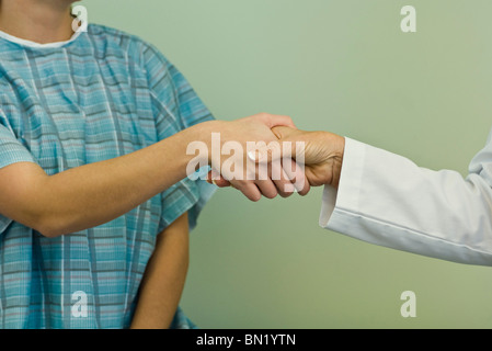 Arzt und Patient, die Hände schütteln Stockfoto