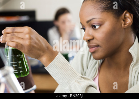 Schüler, die Durchführung von Experiment im Chemieunterricht Stockfoto