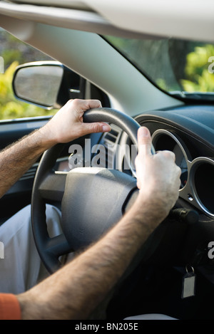 Auto mit beiden Händen am Lenkrad Stockfoto