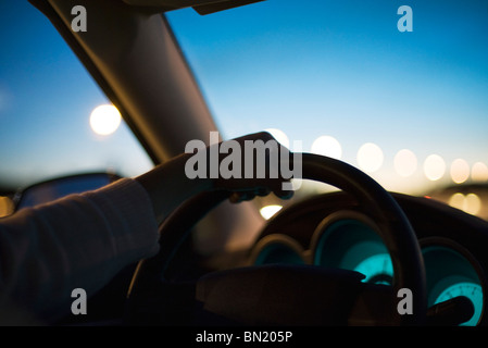 Fahren in der Dämmerung Stockfoto