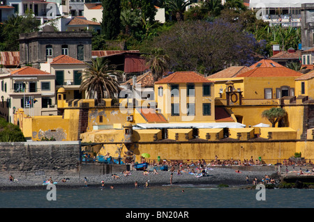 Portugal Insel Madeira, Funchal. Historische gelbe Saint Tiago Festung (aka Forte de Sao Tiago). Stockfoto