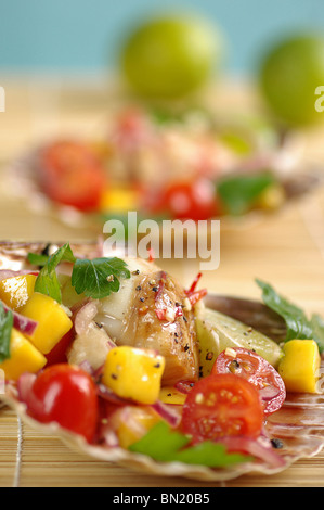 Jakobsmuschel-Salat in einer Schale mit verschiedenem Gemüse, Jakobsmuschel Ceviche, einen populären lateinamerikanischen Vorspeise, erhöhten Blick Stockfoto