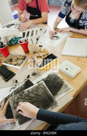 Kunststudenten zeichnen mit Kohle Stockfoto