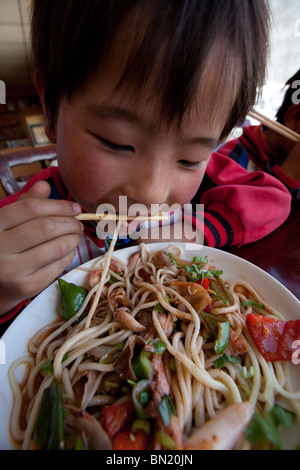 Junge essen Nudeln in Shigatse, Tibet Stockfoto