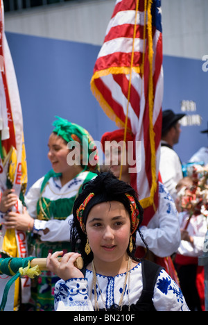 Eine portugiesische Gruppe bereitet, an der internationalen Einwanderer Parade in New York zu marschieren Stockfoto