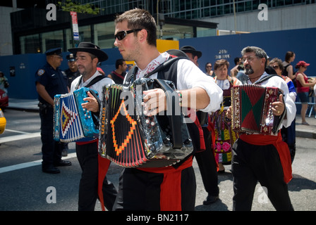 Musiker in eine portugiesische Gruppe März an der internationalen Einwanderer Parade in New York Stockfoto