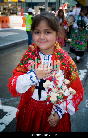 Eine portugiesische Kind marschiert an der internationalen Einwanderer Parade in New York Stockfoto