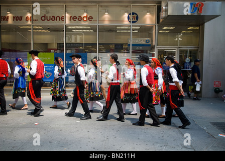 Eine portugiesische Gruppe bereitet, an der internationalen Einwanderer Parade in New York zu marschieren Stockfoto