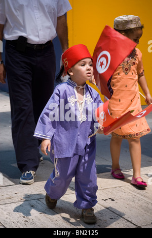 Ein Kind in einer tunesischen Gruppe bereitet, an der internationalen Einwanderer Parade in New York zu marschieren Stockfoto