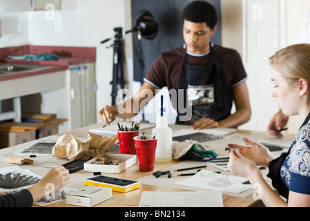 Schüler im Kunstunterricht zeichnen Stockfoto