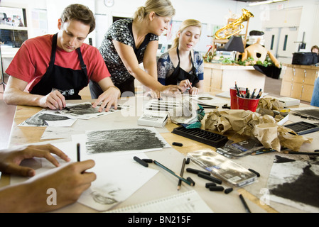 Unterstützung Schüler mit Kohlezeichnungen Kunstlehrer Stockfoto