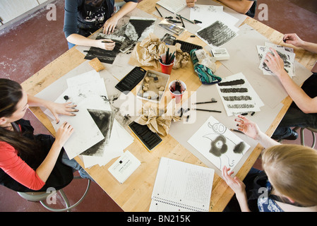 Schüler zeichnen mit Kohle im Kunstunterricht Stockfoto