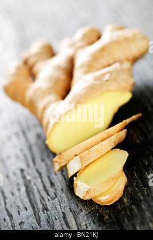 Nahaufnahme von Scheiben frischer Ingwer Gewürz auf Holztisch Stockfoto