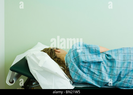 Patientin auf Seite am Untersuchungstisch liegend Stockfoto