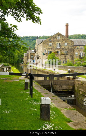 Naturstein-Reihenhäuser am Ufer des Rochdale Kanal bei Hebden Bridge Stockfoto