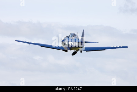 North American T6J Harvard 52-8453 66 Marine G-BUKY im Flug nach dem Start vom Flugplatz Breighton Fahrwerk ausfahren Stockfoto