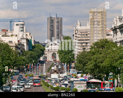 Ansicht von Alcalá Straße, mit Blick auf die Puerta de Alcalá und Cibeles-Brunnen. Stockfoto