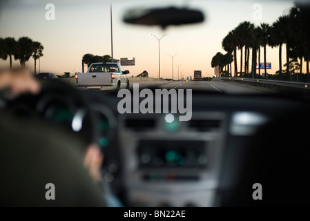 Fahrt entlang der Autobahn in wenig Verkehr in der Abenddämmerung Stockfoto