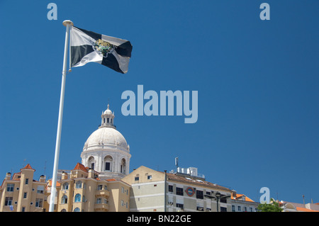 Europa, Portugal, Lissabon (aka Lisboa). Flagge vor der barocken Kuppel des nationalen Pantheon (aka Igreja de Santa Engracia). Stockfoto