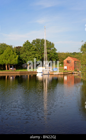 Staithe mit Reflexionen über den Norfolk Broads in Barton Turf, Norfolk, England, Vereinigtes Königreich. Stockfoto