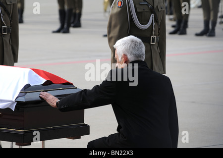 11.04.2010 polnische Präsident Lech Kaczynski Körper kehrt nach Warschau zurück. Preisverleihung am Militärflughafen Okecie (Beschreibung lesen) Stockfoto