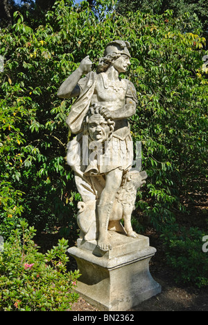 Statue des Perseus holding Medusa den Kopf an der Huntington-Bibliothek und Botanischer Garten durchtrennt. Stockfoto
