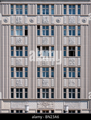 Fassaden der alten sozialistischen DDR Ära Wohnblocks auf Karl-Marx-Allee im ehemaligen Ost-Berlin-Deutschland Stockfoto