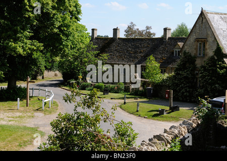 Cotswold Steinhaus in den Cotswolds Dorf von Swinbrook Oxfordshire England UK Stockfoto