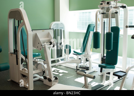 Fitness-Geräte im Fitnessraum Stockfoto