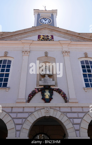 Fassade des Rathauses und Versammlungsräume über Pannier Markt in South Molton North Devon. Stockfoto