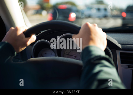 Fahren mit beiden Händen am Lenkrad Stockfoto