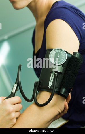 Patienten mit Blutdruck überprüft Stockfoto