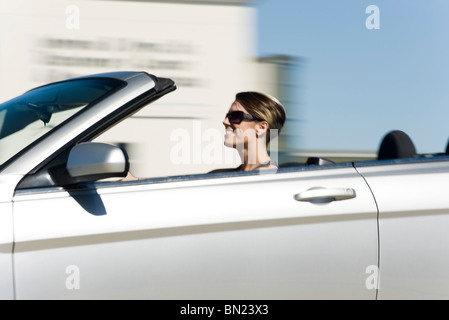 Autofahrerin schnell im Cabrio Stockfoto