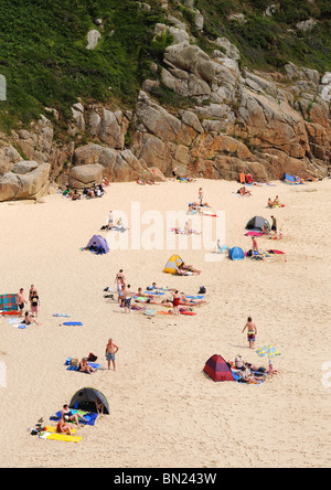 Urlauber am Strand von Porthcurno in Cornwall, Großbritannien Stockfoto