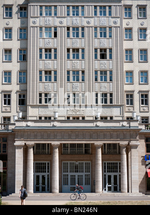 Fassaden der alten sozialistischen DDR Ära Wohnblocks auf Karl-Marx-Allee im ehemaligen Ost-Berlin-Deutschland Stockfoto