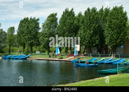 Sportboote auf dem See im Park. Boot-Station von St.-Petersburg, Russland Stockfoto