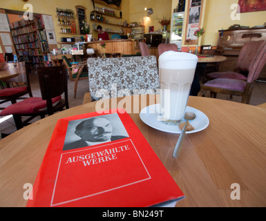Detail des Kaffee und politische Buch über Lenin im Cafe Tasso auf der Karl-Marx-Allee im ehemaligen Ost-Berlin in Deutschland Stockfoto
