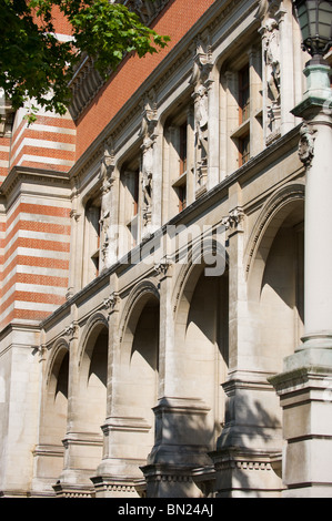 Detail der Fassade des V & A Museum in London an einem sonnigen Sommern Morgen UK 2010 Stockfoto