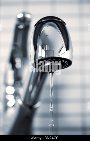 Wasser tropft aus Edelstahl Küchenarmatur Stockfoto