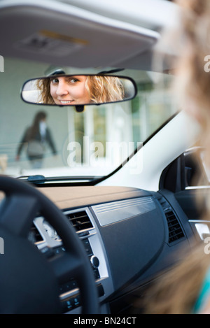 Autofahrerin, Reflexion im Rückspiegel Stockfoto